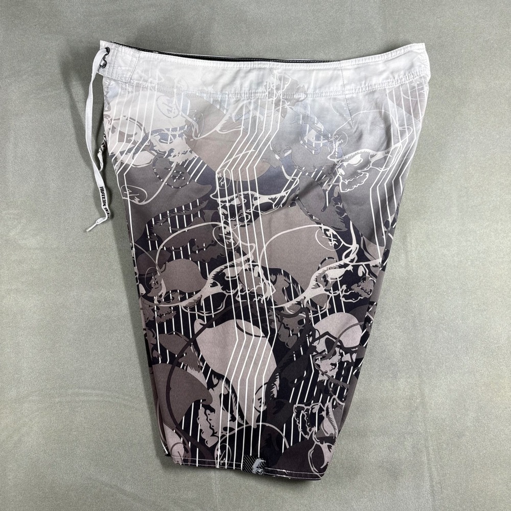 Metal Mulisha Mens Grey Black Skull Graphic Board Shorts Swim Trunks Size 38 - Picture 5 of 8